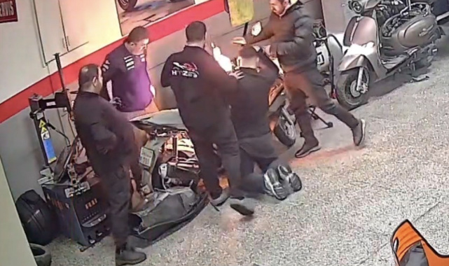 Gaziosmanpaşa'da tamir edilmeye çalışılan motosiklette yangın çıktı, o anlar kamerada