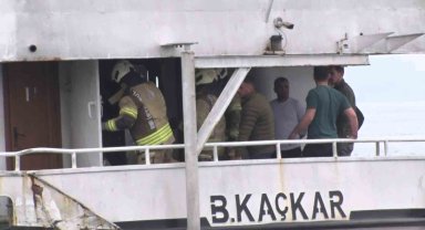 Kadıköy İskelesi'nde çıkan tekne yangını paniğe neden oldu