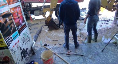 Kadıköy'de ait su borusu patladı, yollar göle döndü