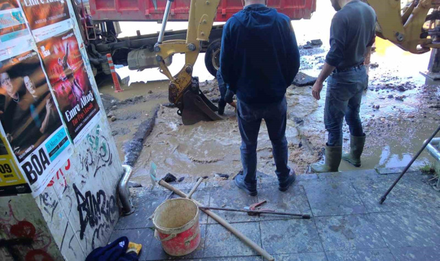 Kadıköy'de ait su borusu patladı, yollar göle döndü