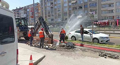 Kazı yaparken su borusu patladı, tazyikli su caddeyi esir aldı