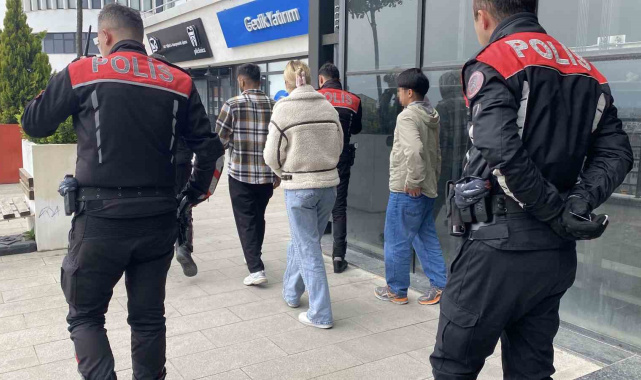 Kız kardeşini kafede bir erkekle görünce ortalığı birbirine kattı