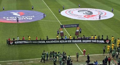 Kocaeli'de tribünler sustu, çocuklar için yas tutuldu