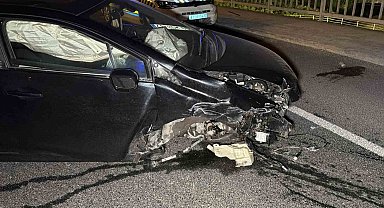 Köprü korkuluklarına çarpan otomobil hurdaya döndü: 3 yaralı