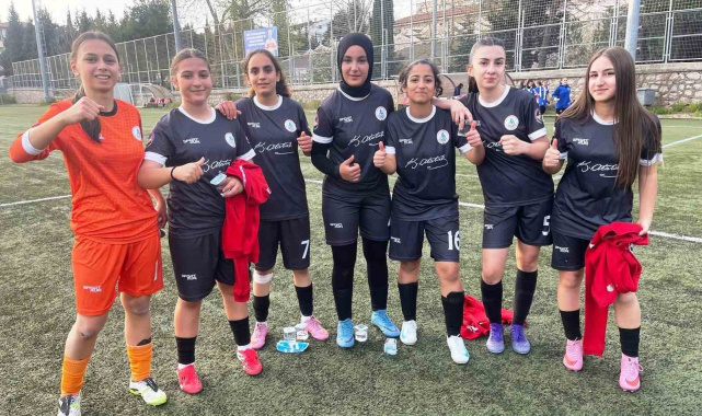 Körfez'in kız futbol takımlarından çifte galibiyet