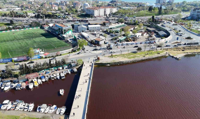 Küçükçekmece Gölü kırmızıya döndü