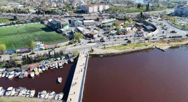 Küçükçekmece Gölü kırmızıya döndü