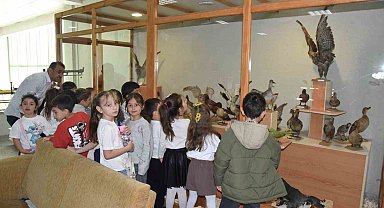 Öğrenciler dondurulmuş hayvan müzesini yakından inceledi