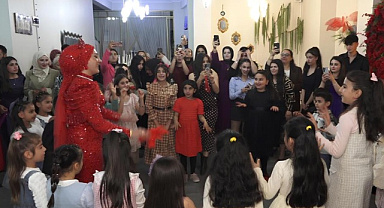 Öğretmenden kına gecesinde duygusal veda: öğrencileriyle son kez oyun oynadı