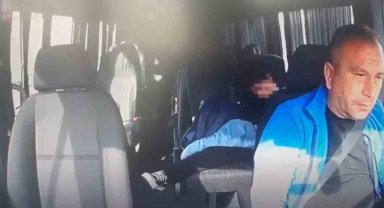 Okul servisi ile kamyonet kafa kafaya çarpıştı: Emniyet kemeri takılı olmayan öğrenci koridora uçtu