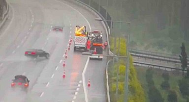 Önce bariyere, ardından otoyol çalışanlarına çarptı: O anlar kamerada