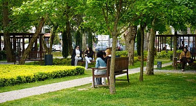 Sakarya'da güneşli havayı fırsat bilen vatandaşlar park ve caddelere akın etti