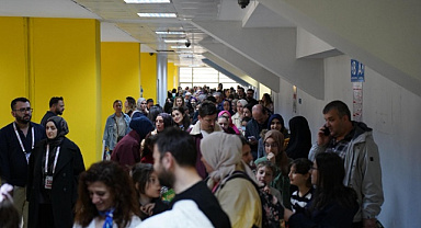 Şermin Yaşar Serdivan’da Rekor İlgi Gördü: Çocuklar Saatlerce Sırada Bekledi