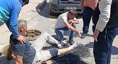 Servis aracı, cadde üzerinde çalışan işçinin ayağını ezdi