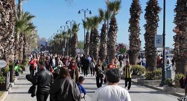 Silivri'de güneşli havayı fırsat bilenler sahile akın etti