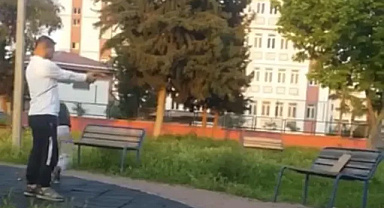 Sosyal medyayı ayağa kaldırdı! Parkta çocuğa atış eğitimi