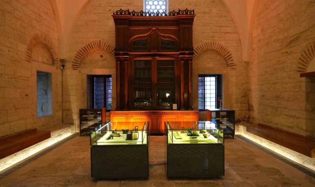 Sultan Abdülhamid Han'ın elleriyle yaptığı kitaplık Beyazıt Yazma Eser Kütüphanesi'nde 142 yıldır korunuyor