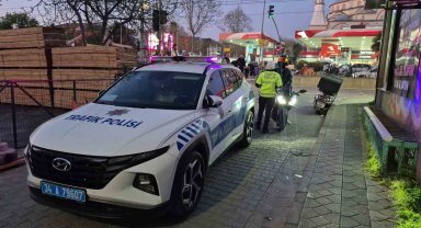 Sultangazi'de motosiklet yayaya çarptı: Kaza anı kamerada