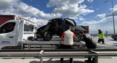 TEM'de otomobil yön levhasına saplandı: 1 kişi yaralandı