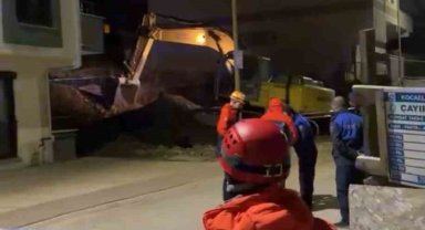 Temel kazısında toprak kaydı, çatırdama sesleri gelen 5 katlı bina boşaltıldı
