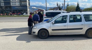 Ters yönden gelen hafif ticari araç motosikletle çarpıştı: 1 yaralı
