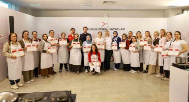 Ünlü şef Danilo Zanna depremzede kadınlarla aynı mutfakta buluştu