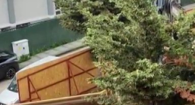 Üsküdar Belediyesi'nin ruhsat verdiği inşaat alanında ağaçlar kesildi