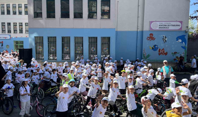 Zeytinburnu'nda "Mektepten Meclise Pedal" bisiklet turu renkli görüntülere sahne oldu