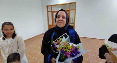 3 çocuk annesi kadın üniversiteyi okul birincisi olarak bitirdi