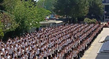 537 öğrenciden dev kaşık oyunu koreografisi