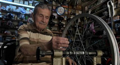72 yıllık mesleğini, 85 yaşında ilk günkü heyecanla sürdürüyor