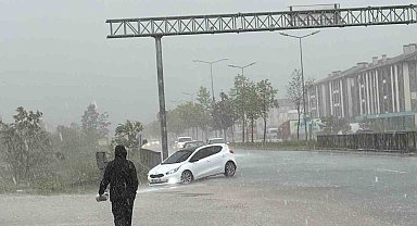 Aniden bastıran sağanak Düzcelileri hazırlıksız yakaladı