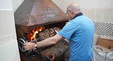 Anneler gününde 100 kilo çağ kebabı ikram ettiler