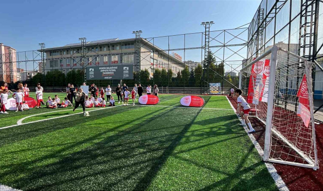Anneler Günü'nde çocuklarına penaltı attılar
