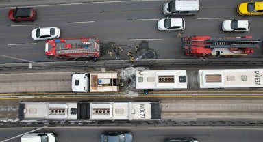 Avcılar'da metrobüste yangın: Dumanlar yükseldi, yolcular tahliye edildi