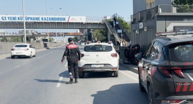Avcılar'da otomobilin çarptığı motosikletli bariyerlere sıkıştı