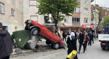 Bağcılar'da freni boşalan kamyon park halindeki 8 araca zarar verdi
