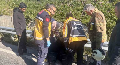 Bakırköy'de kamyonete çarpan motosikletli yaralandı
