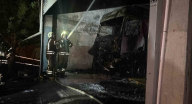 Başakşehir'de tamirhanedeki tırda yangın çıktı