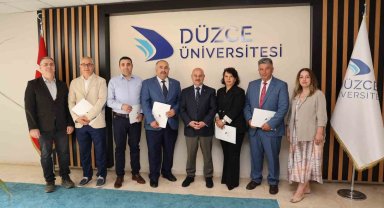 Başarı belgelerini Rektörün elinden aldılar