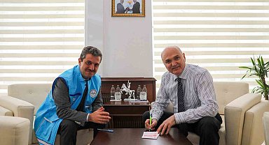 Başkan Özlü, kurbanını bağışladı