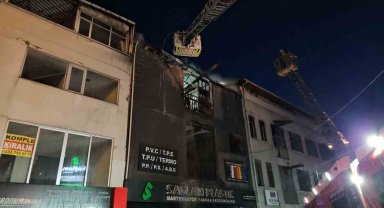 Bayrampaşa'da 5 katlı iş yerinin 3 katı alevlere teslim oldu