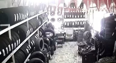 Bayrampaşa'da iş yerine düzenlenen silahlı saldırı kamerada