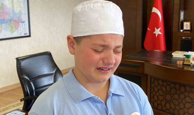 Birlikte hafız olduğu annesine gözyaşlarıyla teşekkür etti