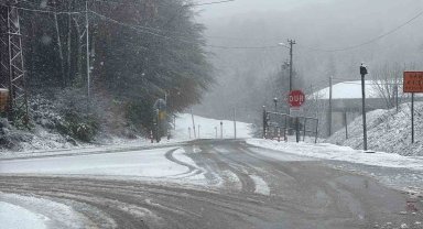 Bolu Dağı'nda mayıs ayında kar yağışı: Yollar beyaza büründü