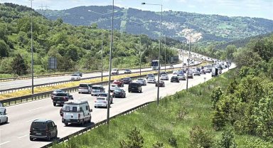 Bolu geçişinde trafik durma noktasına geldi
