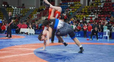 Bolu'da 40 ilden 500 sporcunun katıldığı Okul Sporları Yıldızlar Güreş Türkiye Şampiyonası başladı