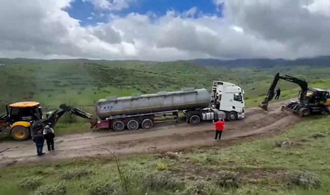 Bolu'da bayram trafiğinden kaçan tır ve kamyonlar köy yolunda çamura saplandı