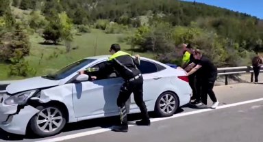 Bolu'da polis ekipleri kaza yapan aracı iterek trafiği rahatlattı