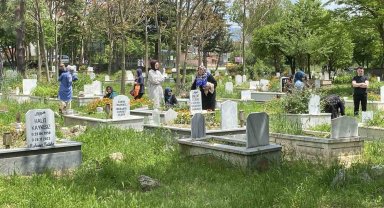 Bolu'da vatandaşlar arefe günü kabir başında dua etti